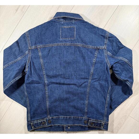 NWT Levi's Relaxed Fit Trucker Jacket Dark Wash Size Small - Picture 2 of 9